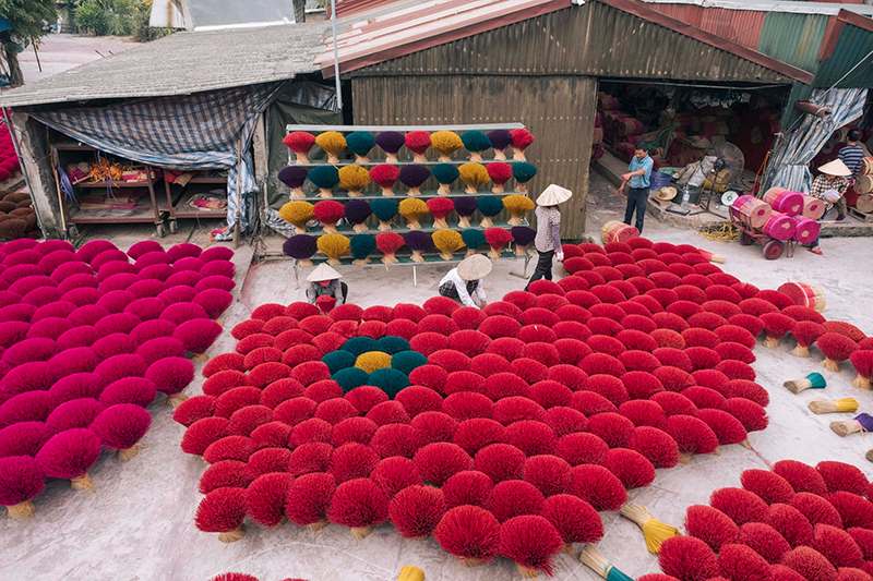 lang-huong-quang-phu-cau-3 công nhân xếp những bó hương
