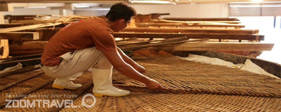 lang-nghe-lam-nuoc-mam-phan-thiet-hinh-anh Quá trình phủ và đè cá
