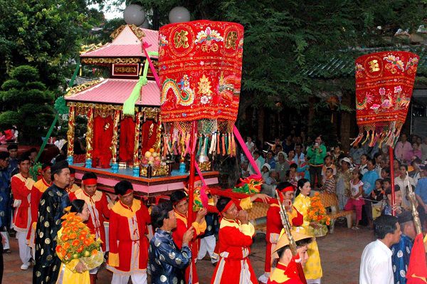 le-hoi-ba-chua-xu Lễ rước bài vị