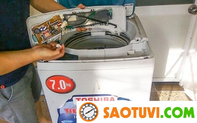 Mách bạn nguyên nhân và cách xử lý máy giặt toshiba báo lỗi E71 Máy giặt Toshiba báo lỗi E71 có thể do bị hỏng board mạch