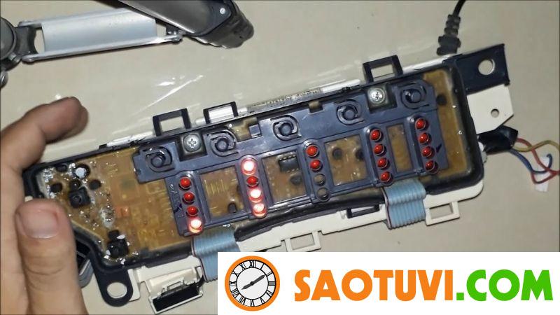 Hướng dẫn cách sửa máy giặt Toshiba báo lỗi E95 chi tiết nhất Kiểm tra tín hiệu từ phao áp lực về bo mạch của máy giặt Toshiba