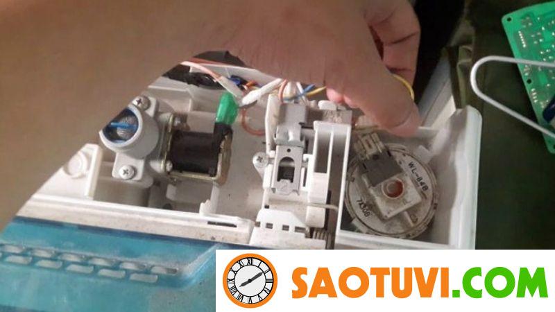 Hướng dẫn cách sửa máy giặt Toshiba báo lỗi E95 chi tiết nhất Đường dẫn từ phao áp xuất về bo mạch bị hỏng