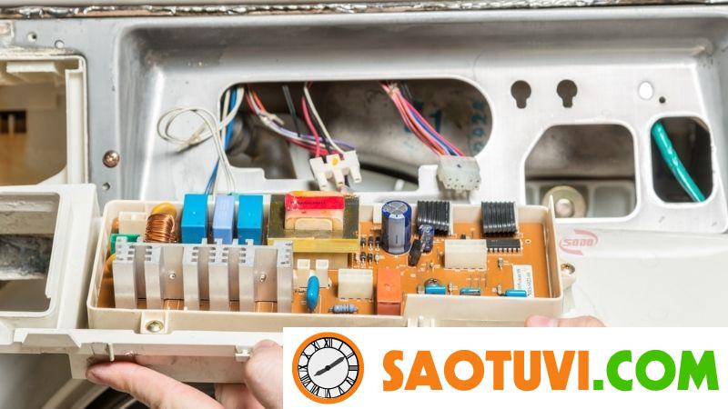 Hướng dẫn cách sửa máy giặt Toshiba báo lỗi E95 chi tiết nhất Kiểm tra bo mạch điều khiển của máy giặt