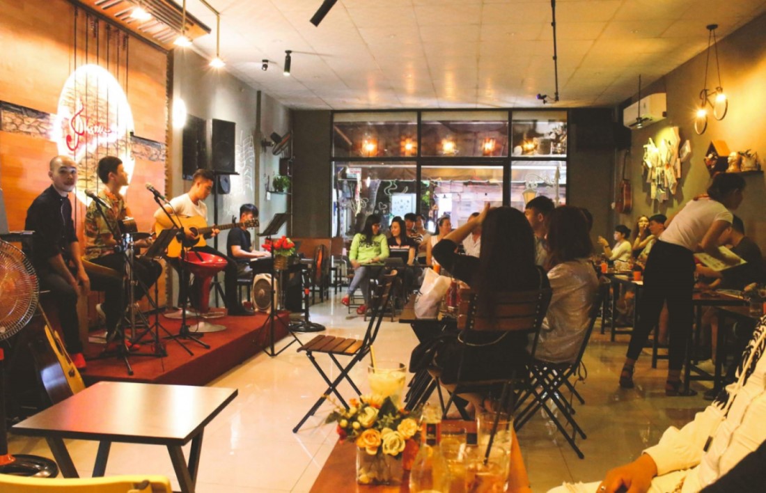 mo-hinh-cafe-acoustic nhạc cụ tại quán cafe acoustic đa dạng mẫu mã