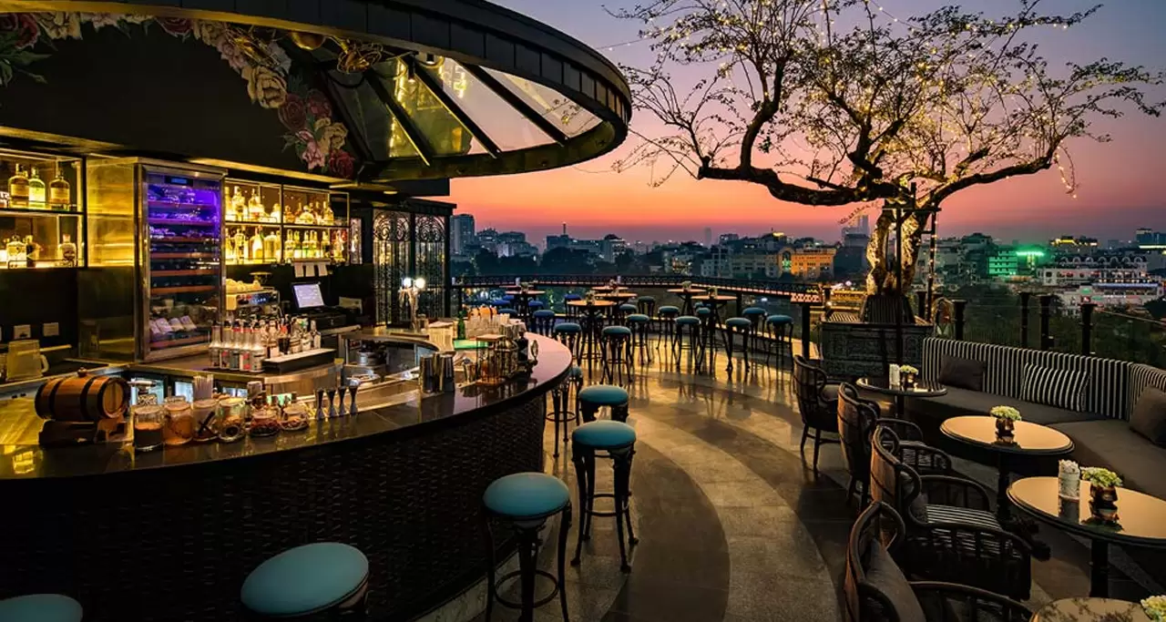 mo-quan-bar Rooftop bar