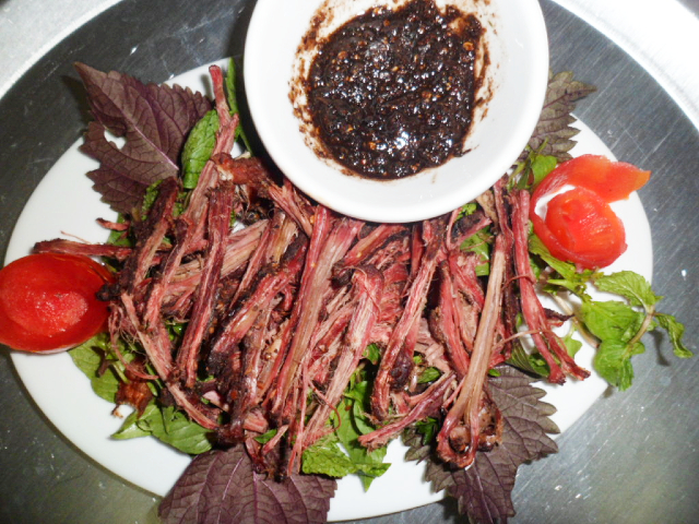 mua-thit-trau-gac-bep-o-dau-ngon