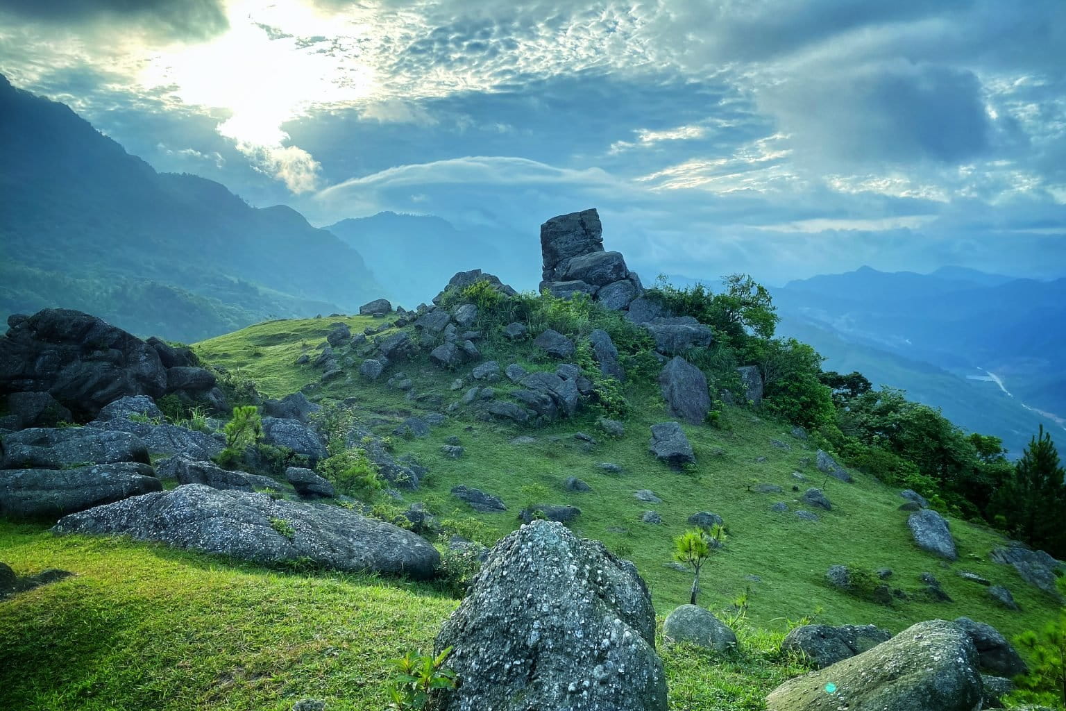 ngoa-van-ho-thien-6 núi đá chồng