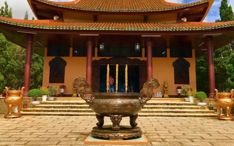 ngoi-chinh-dien-o-thien-vien Bên trong Ngôi Chính Điện này được thờ tự đơn giản tinh tế nhưng vẫn chưa đựng rất nhiều điều ý nghĩa của nhà Phật