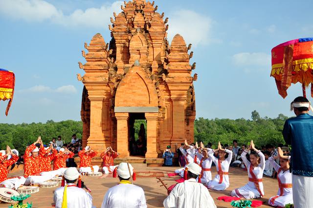 nguoi-cham-tai-thap-poshanu-phan-thiet-6