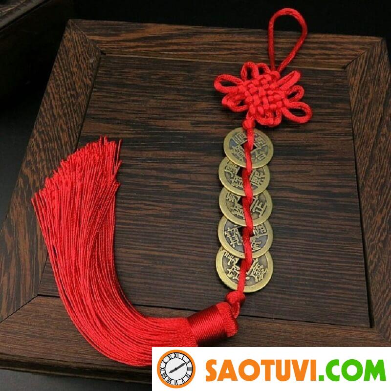 <strong>Nhà 2 cửa chính là điều tốt hay xấu? Cách hóa giải như thế nào?</strong> Treo xâu tiền ngũ đế cổ hoặc treo quả cầu tán khí ở cửa nhà