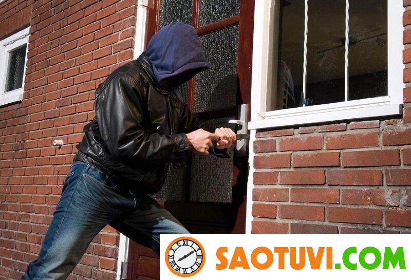 <strong>Nhà 2 cửa chính là điều tốt hay xấu? Cách hóa giải như thế nào?</strong> Nhà có 2 cửa chính thường dễ có trộm đột nhập.