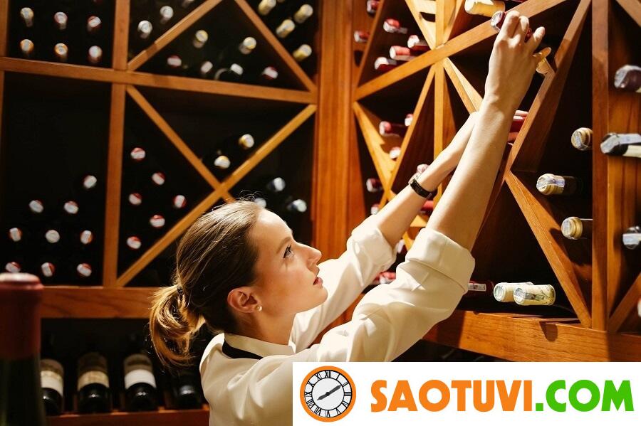 Làm phục vụ trong các club cũng không khác nhiều so với nhân viên phục vụ bàn bình thường.