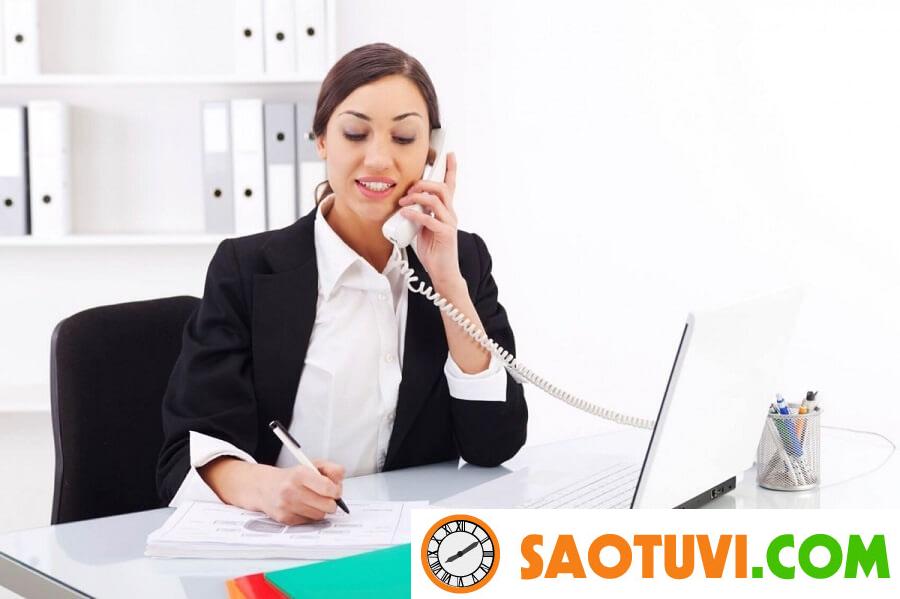 Cũng giống các vị trí khác trong club, nhân viên chăm sóc khách hàng dễ nhận được nhiều tiền boa, làm việc buổi tối và có cơ hội mở rộng mối quan hệ