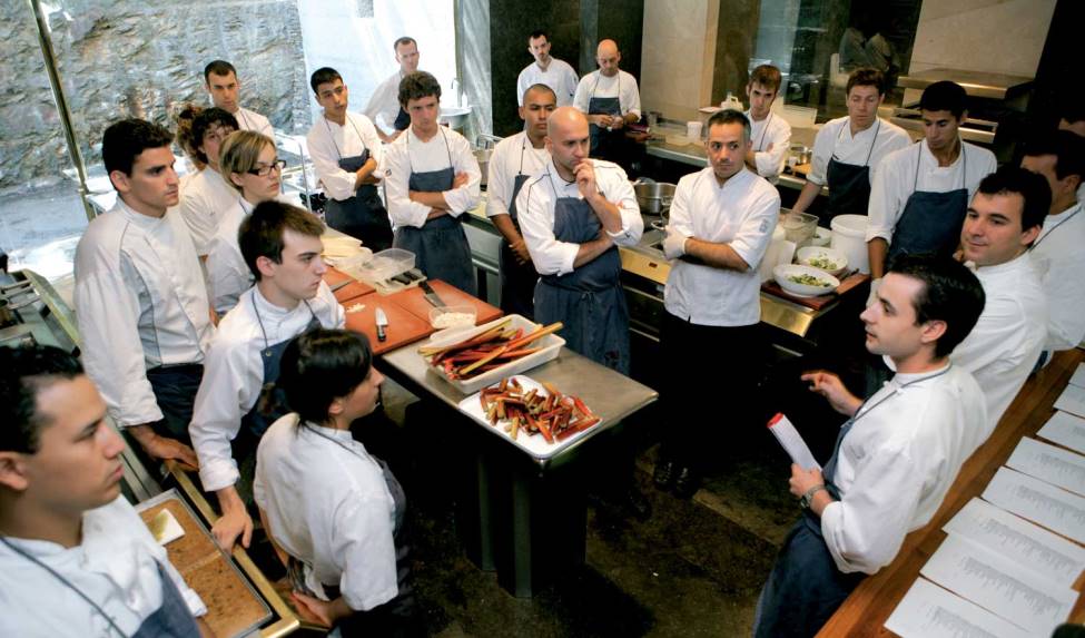 nhan-vien-nha-hang-khong-tot-1 nhân viên nhà hàng không chuyên nghiệp