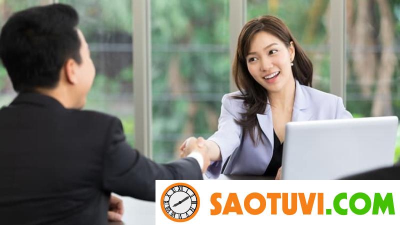 17+ những câu hỏi phỏng vấn tiếng Anh hay gặp và cách trả lời ăn điểm Khi bắt đầu phần giới thiệu, sau khi chào hỏi và bắt tay, nhà tuyển dụng có thể yêu cầu bạn chia sẻ về bản thân.