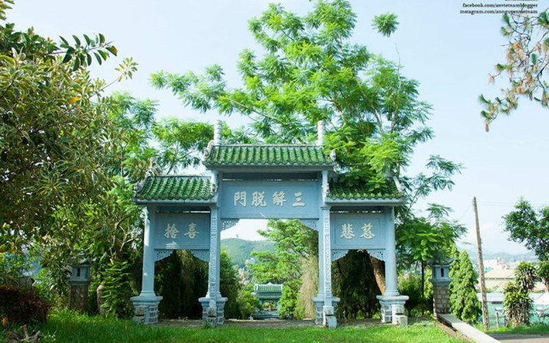nhung-ngoi-chua-o-da-lat Chùa Đại Giác như một bức tranh thiên nhiên rực rỡ với đủ loại cỏ cây hoa lá