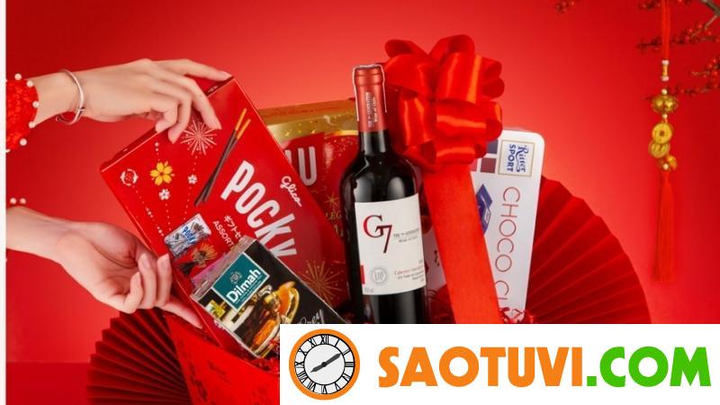 Top những việc làm ngày Tết 2024 thu nhập hấp dẫn Nhân viên đóng gói quà tết