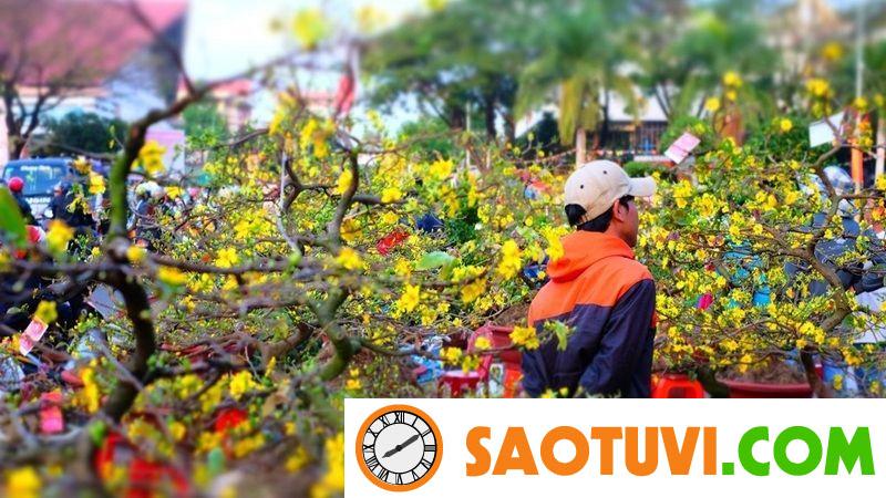 Top những việc làm ngày Tết 2024 thu nhập hấp dẫn Nhân viên bán hoa Tết