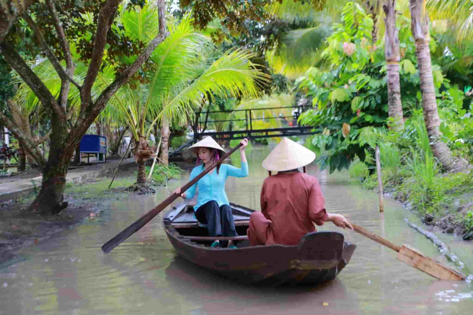 ong-de-3-min Ngắm cảnh trên xuồng tại du lịch sinh thái Ông Đề
