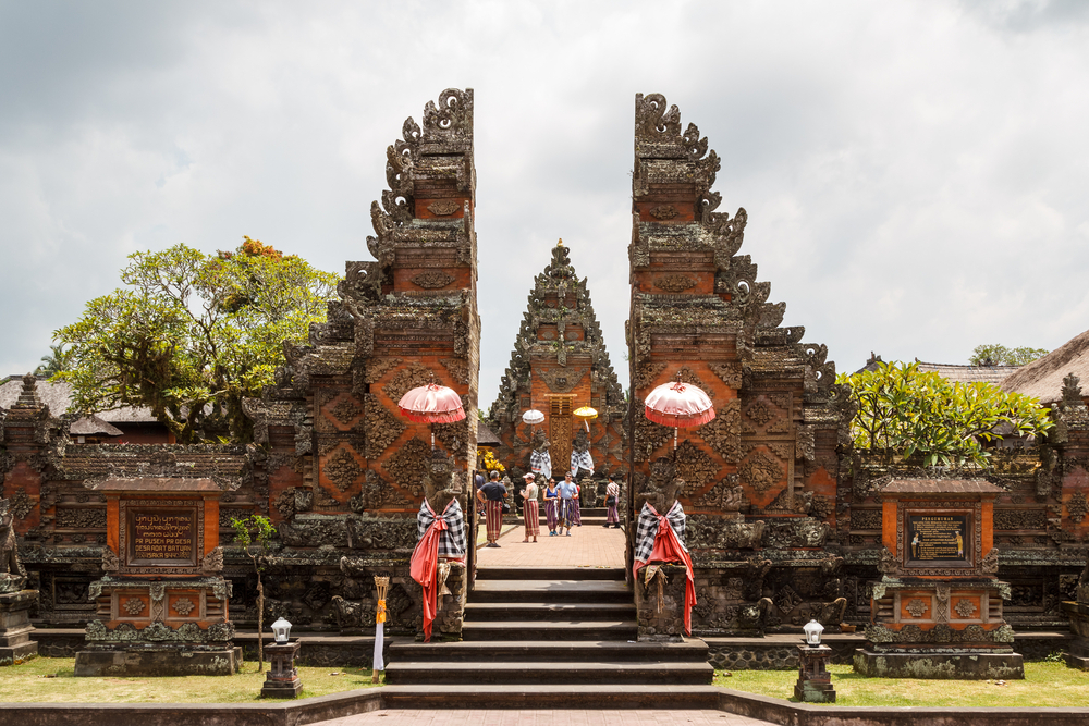 pasted-3 Cánh cổng chia đôi tại đền Batuan