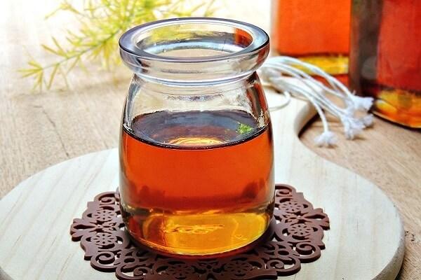 pha-nuoc-thach-dao-nuoc-duong hỗn hợp trà và nước đường