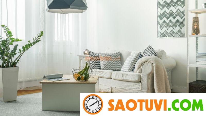 Nội thất tối giản với sofa đơn và kệ trang trí nhỏ.