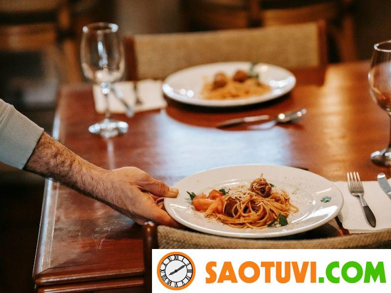 5 Bí kíp phục vụ quán ăn "thôi miên" khách hàng cực chất không thể bỏ lỡ Cần lưu ý gì khi phục vụ quán ăn?