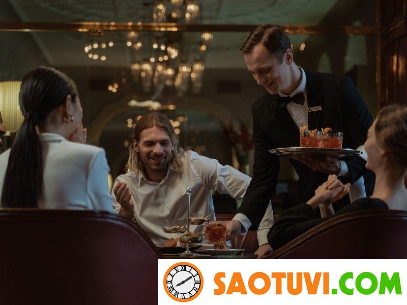 5 Bí kíp phục vụ quán ăn "thôi miên" khách hàng cực chất không thể bỏ lỡ Giữ tinh thần vui vẻ khi phục vụ quán ăn