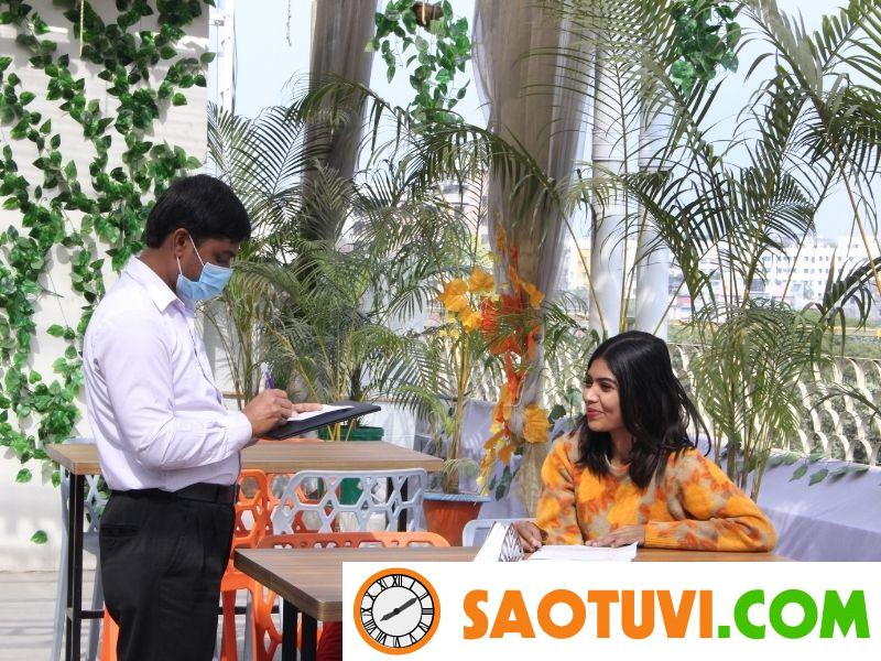 5 Bí kíp phục vụ quán ăn "thôi miên" khách hàng cực chất không thể bỏ lỡ Phục vụ khách hàng ngay từ khi họ bước vào