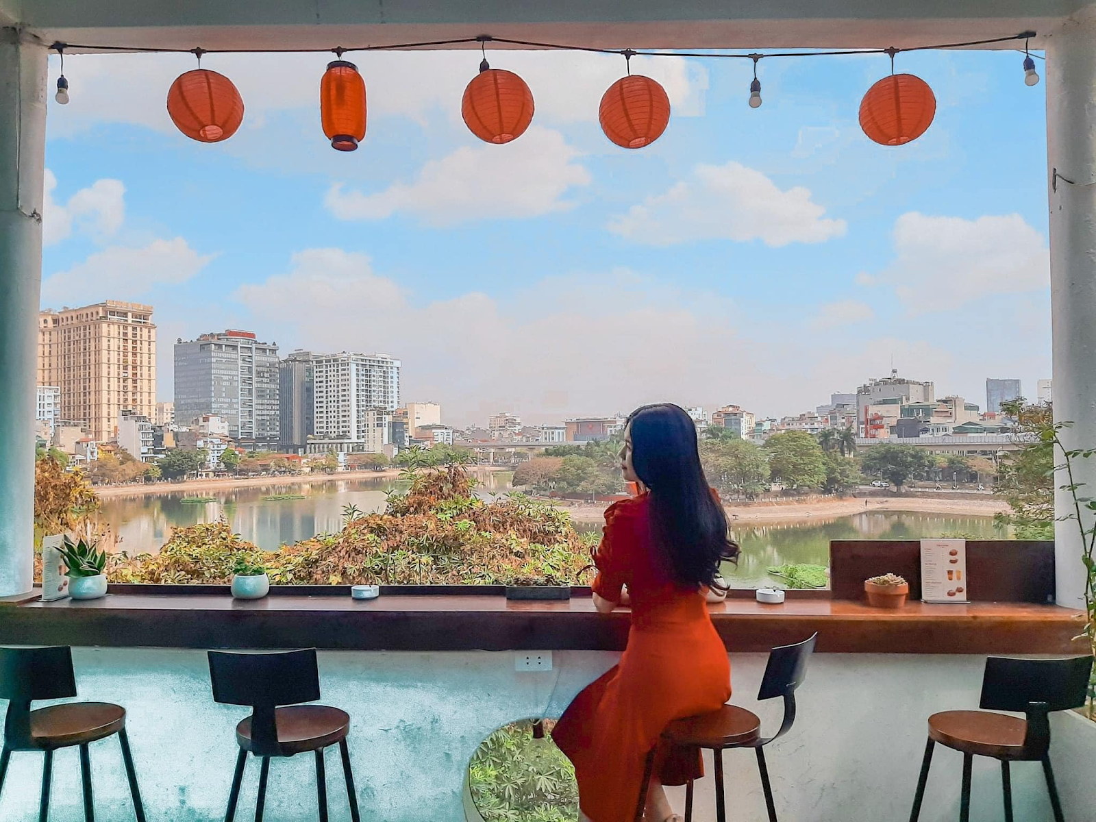 quan-cafe-mo-xuyen-tet-5 Era Coffee có không gian view hồ thoáng đãng
