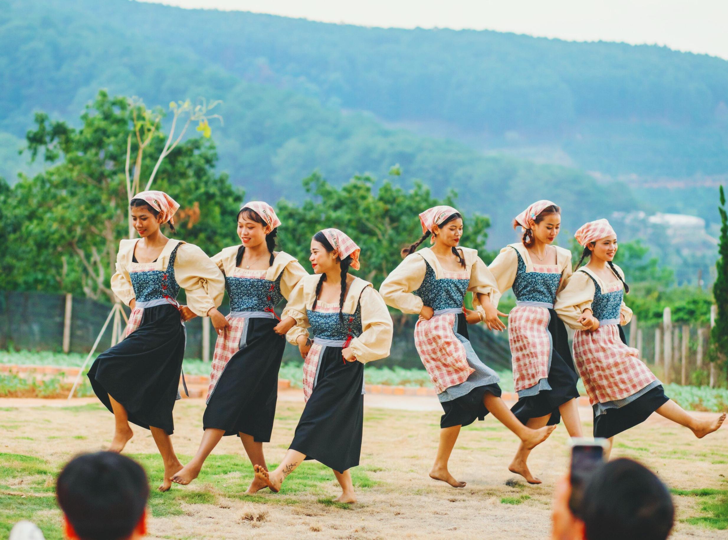 t3ueqcg Điệu nhảy dân vũ đồng quê