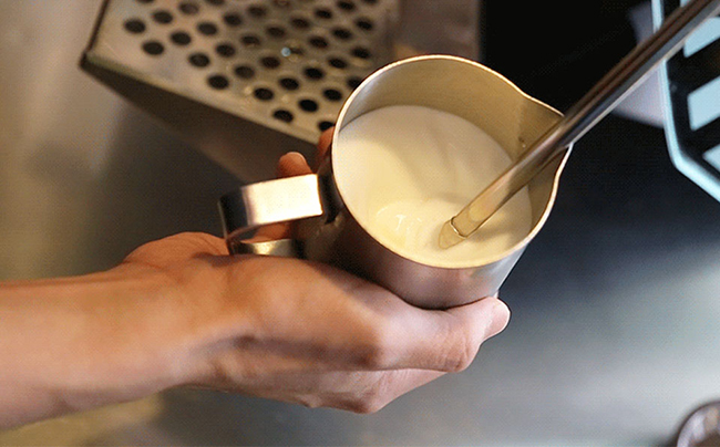 tao-bot-sua-cafe-latte-1 tạo bọt sữa cafe latte