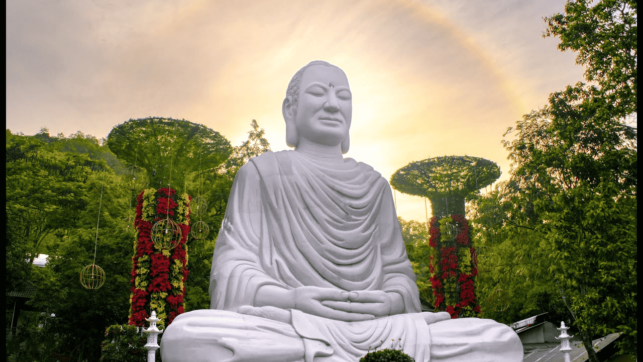 Thiền Tôn Phật Quang – không gian yên tĩnh giữa thung lũng xanh mát của núi Dinh