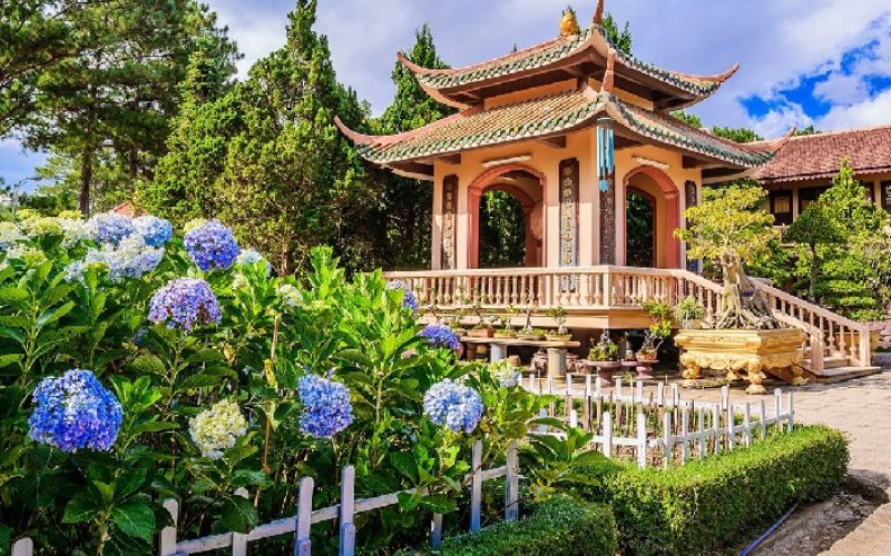 thien-vien-truc-lam-da-lat202 Vườn hoa thiền viện bao trọn lấy Lầu Trống và Lầu Chuông
