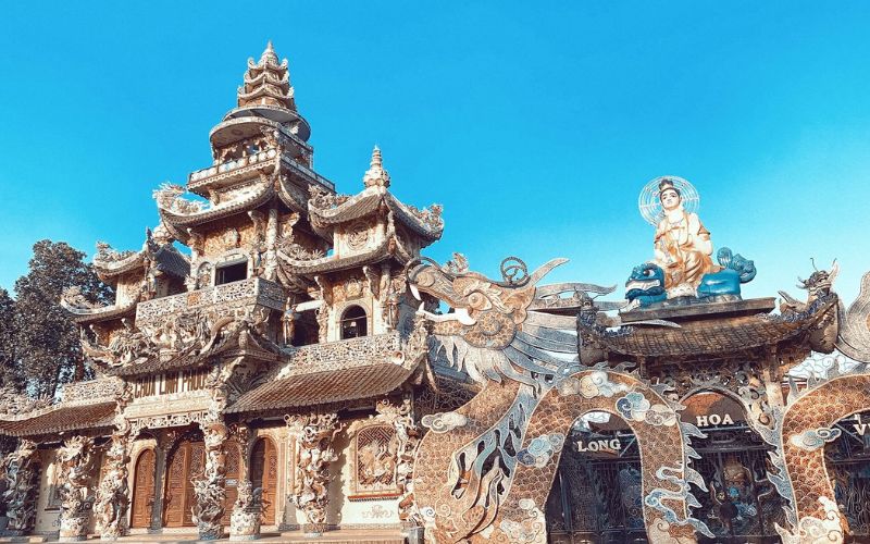 toan-canh-chua-linh-phuoc Bạn sẽ đi qua quãng đường 20km từ trung tâm thành phố để đến chùa Linh Phước