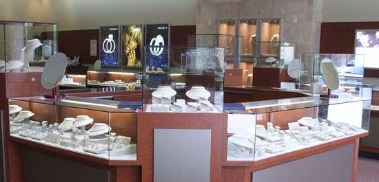 trang-tri-cua-hang-kinh-doanh-trang-suc-net-quyen-ru-kho-cuong-lai-4 Trang trí cửa hàng kinh doanh trang sức – nét quyến rũ khó cưỡng lại 4