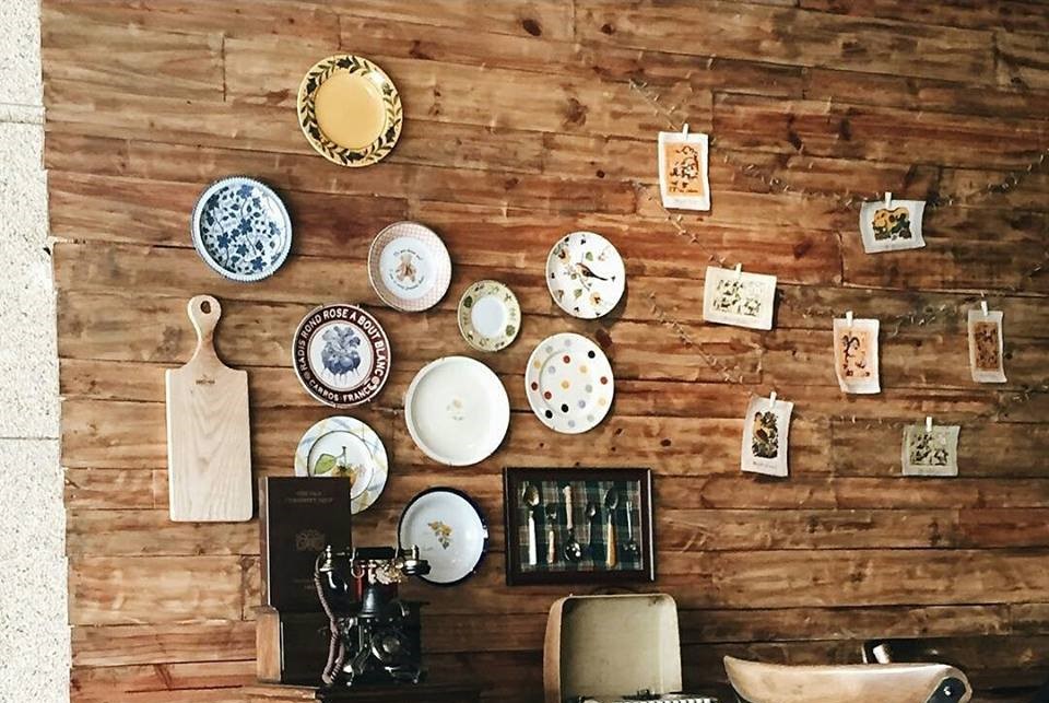 trang-tri-tuong-quan-cafe-bang-bat-dia trang trí tường quán cafe bằng bát đĩa