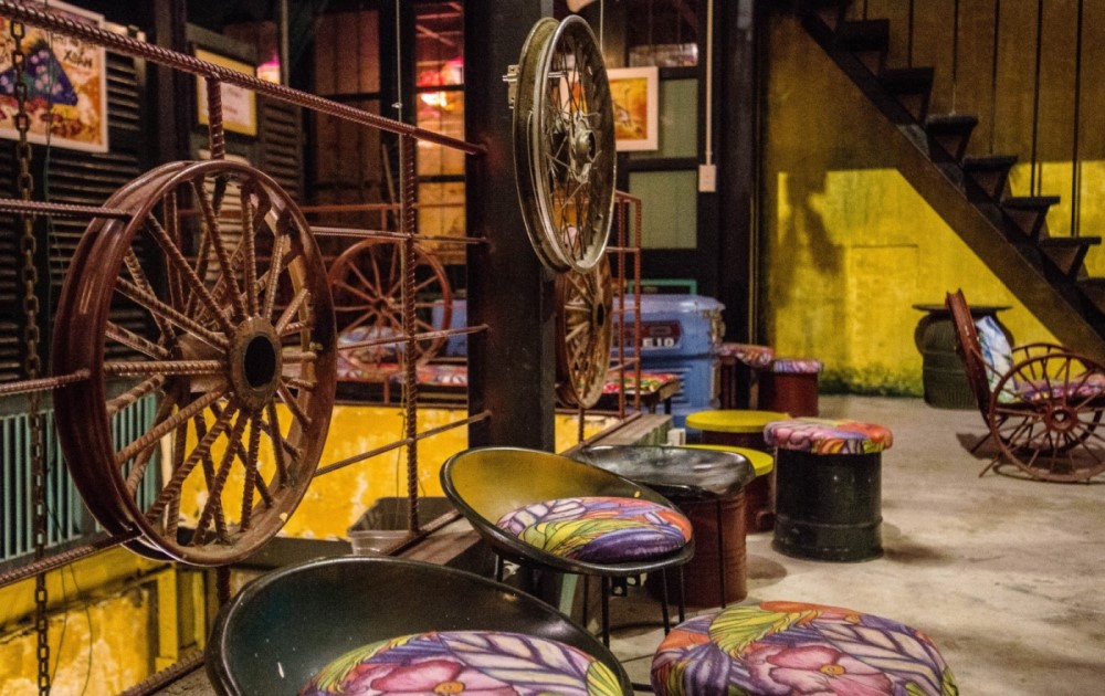 trang-tri-tuong-quan-cafe-bang-xe-dap trang trí tường quán cafe bằng xe đạp