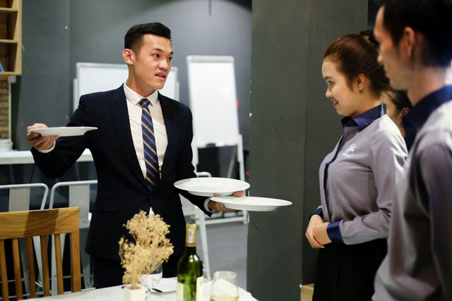 truyen-cam-hung-cho-nhan-vien-nha-hang cách thu hút khách hàng đến nhà hàng bằng đào tạo