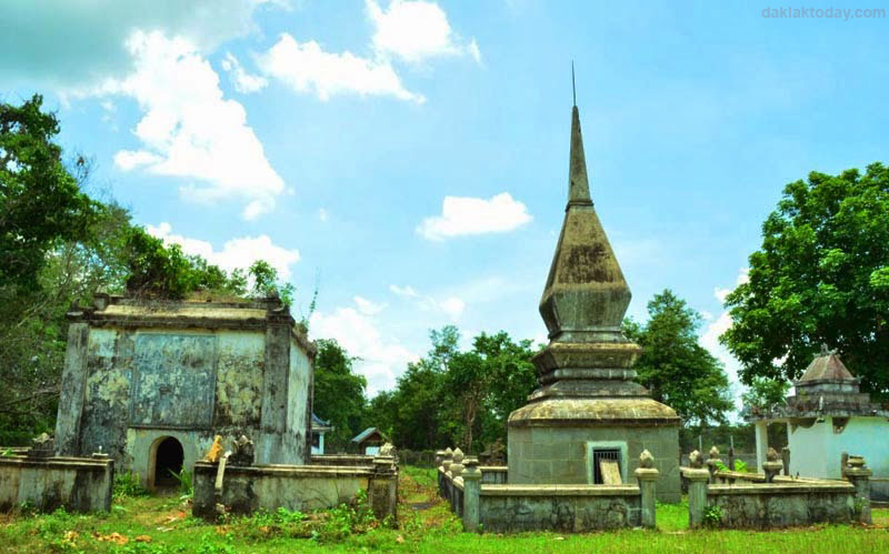 vieng-tham-mo-vua-voi viếng thăm mộ vua voi