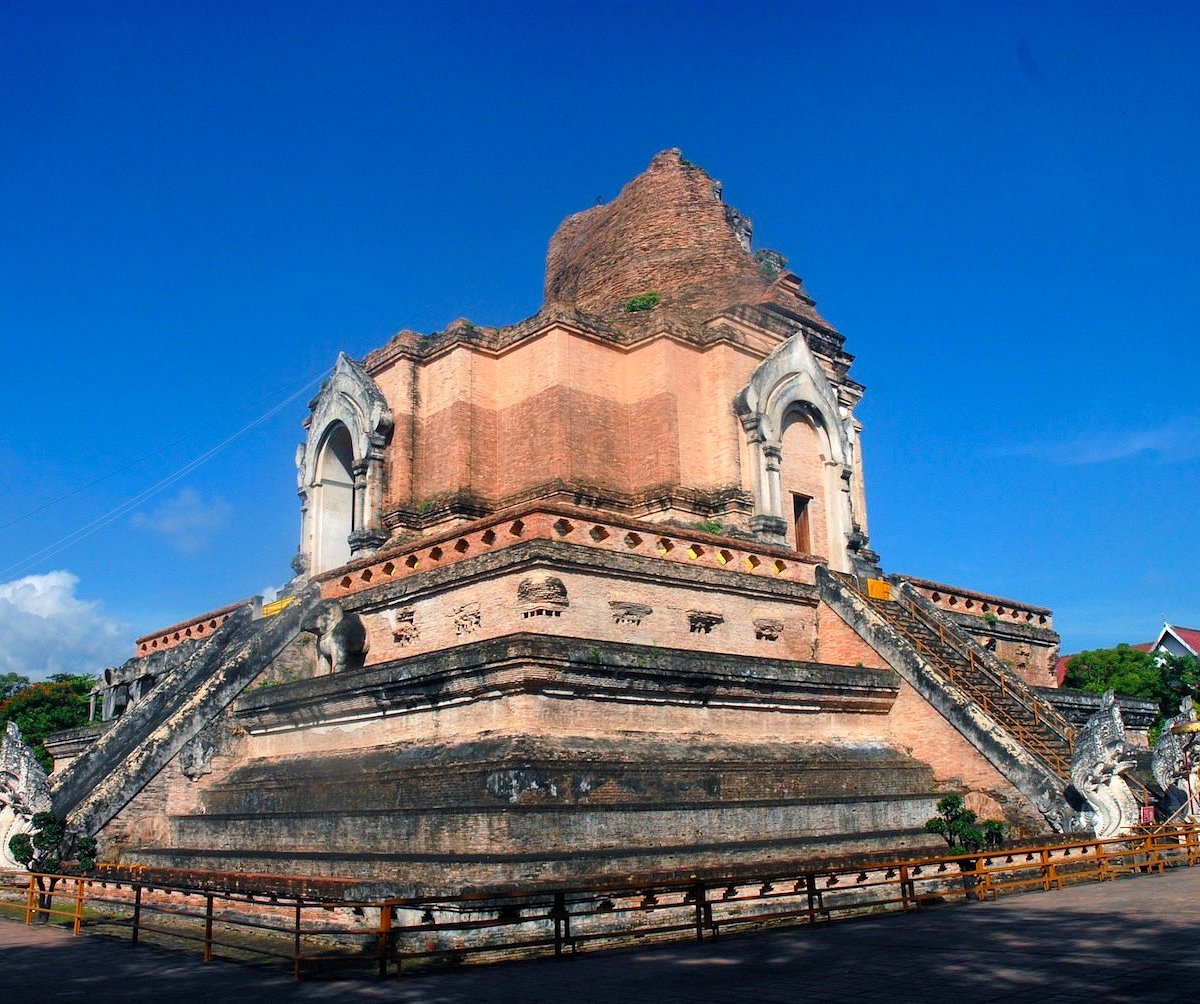 Chùa Wat Chedi Luang: Ngôi chùa cổ kính mang đậm nét Phật giáo Thái Lan