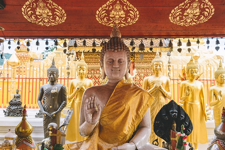 wat-phrathat-doi-suthep-voi-nhung-buc-tuong-phat-dat-truoc-bao-thap Wat-Phrathat-Doi-Suthep-voi-nhung-buc-tuong-phat-dat-truoc-bao-thap
