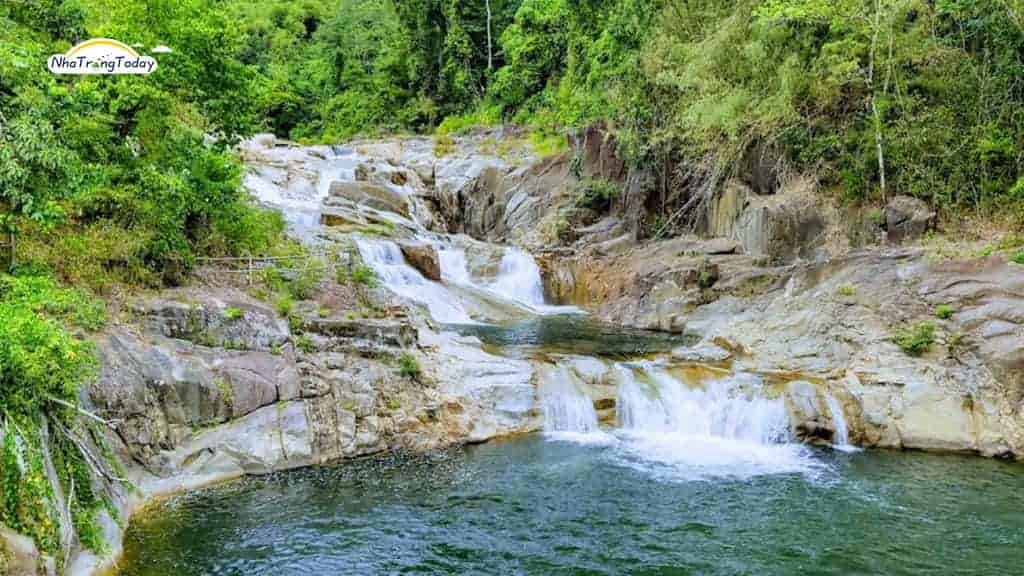 yang-bay-nha-trang-1-min Thác nước xanh ngắt giữa một rừng cây tại Yang Bay